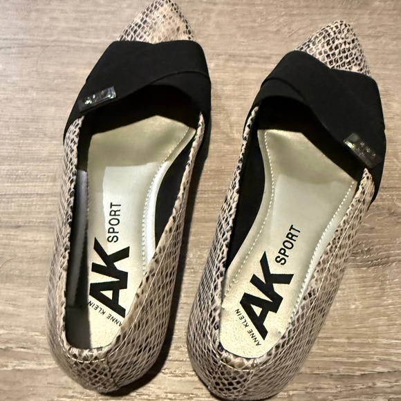 Anne Klein Snake Flat 9 EUC - Picture 1 of 11